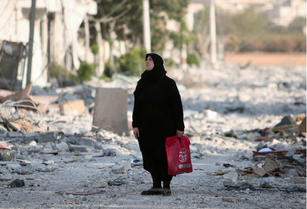 المرأة السورية بطولة وسط الركام والنيران